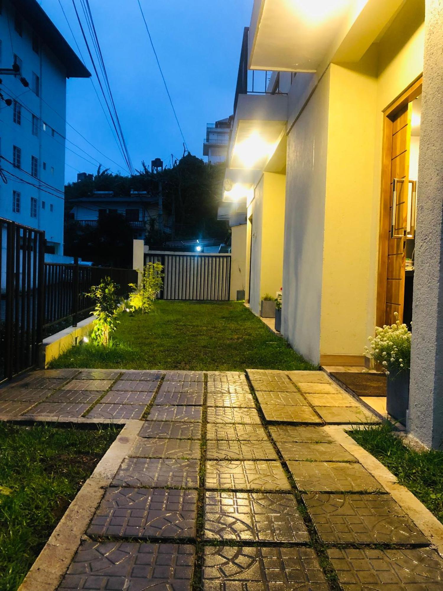 R21 Nuwara Eliya Hotel Bagian luar foto