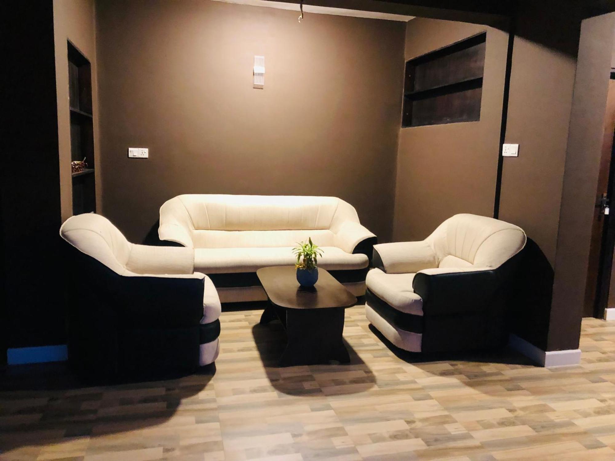 R21 Nuwara Eliya Hotel Bagian luar foto