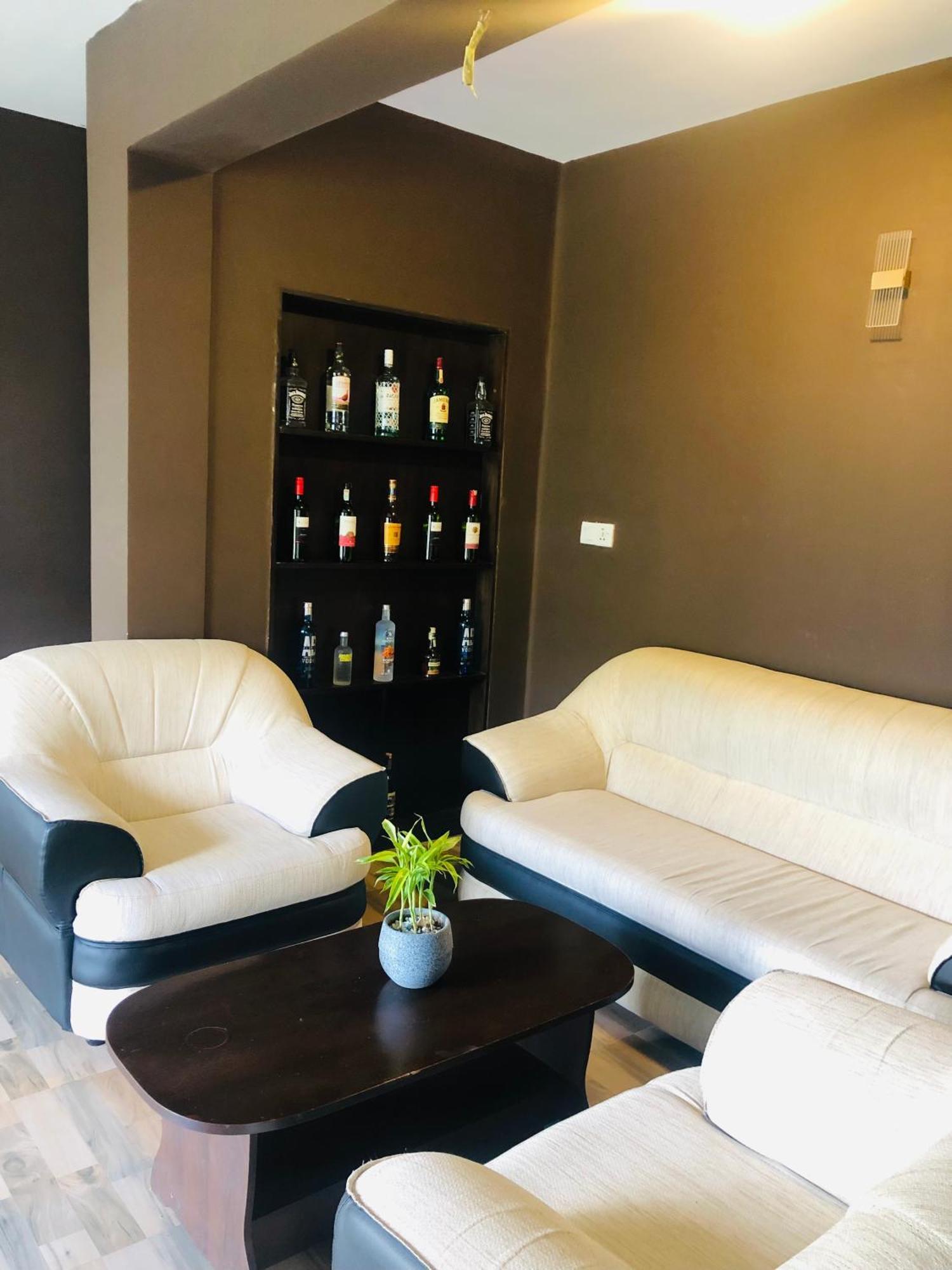 R21 Nuwara Eliya Hotel Bagian luar foto